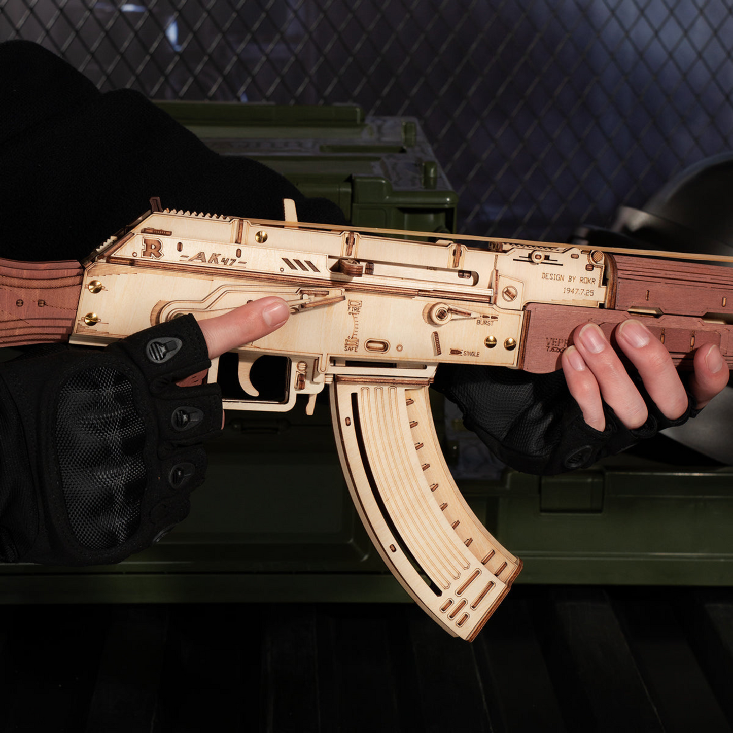 Rompecabezas de madera en 3D: el emblemático fusil militar AK-47